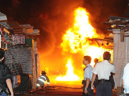 香港警方指旺角四级大火可疑 不排除纵火