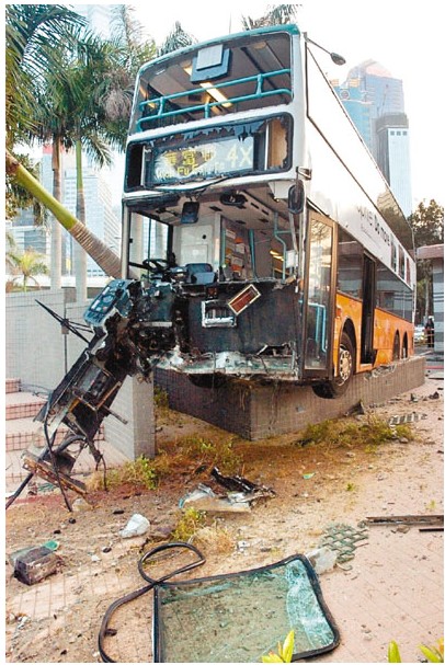 香港中环双层巴士入行人路险坠海 16人受伤