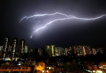 香港一小时录得1500次闪电 近200航班受影响