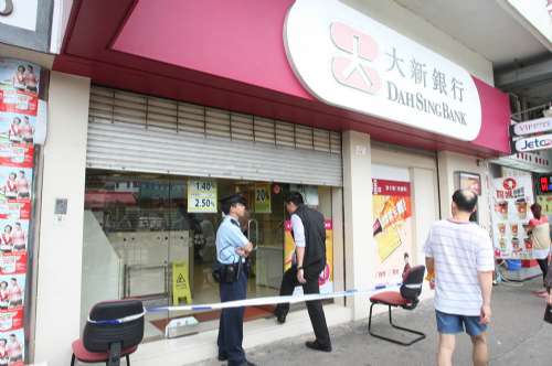 香港元朗大新银行被劫 独行贼掠2万余元夺门逃去