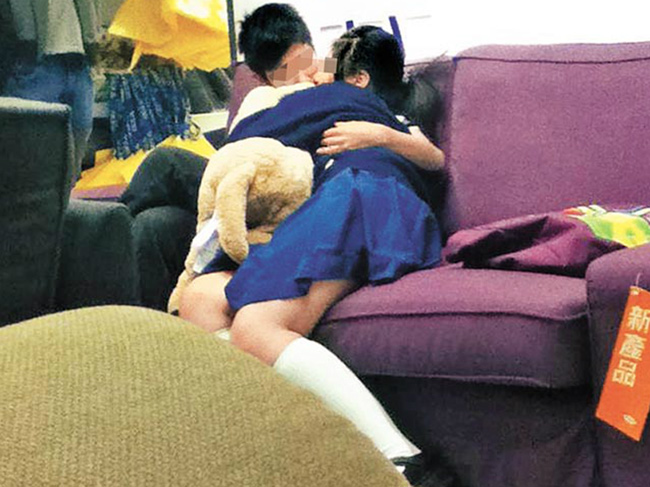 香港稚嫩校服情侣商场内热吻爱抚旁若无人