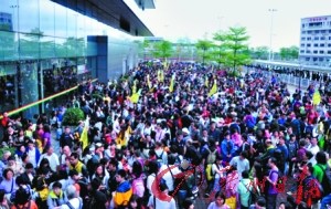 香港公众假期 深圳福田口岸现客流高峰 