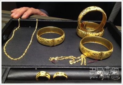 香港购金饰六福谢瑞麟周大福