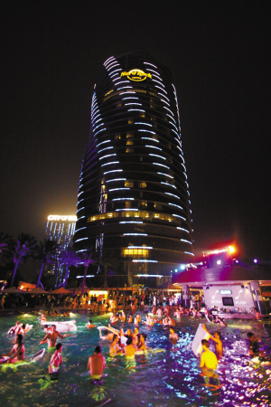 5月19日澳门新濠天地SPLASH夏日池畔派对展开