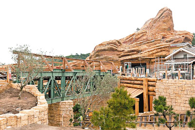 香港迪斯尼“灰熊山谷”7月落成 重现淘金小镇风貌