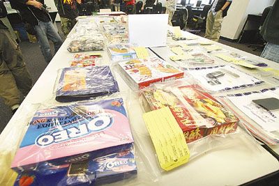 香港警方卧底破贩毒集团 揭毒贩饼干盒运毒