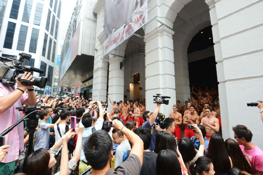 随A&F阳光型男巴士巡游香港(图)