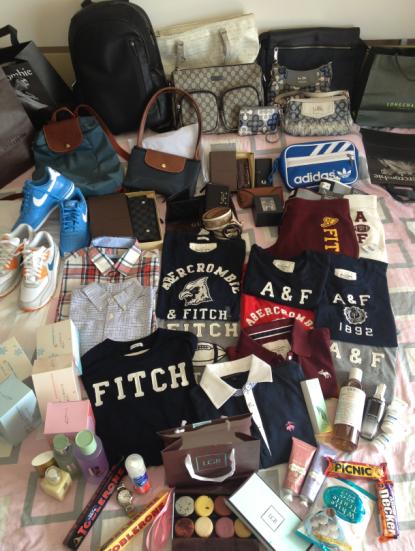 小拜携老公游香港，入A&F、LV、Agnes.b等