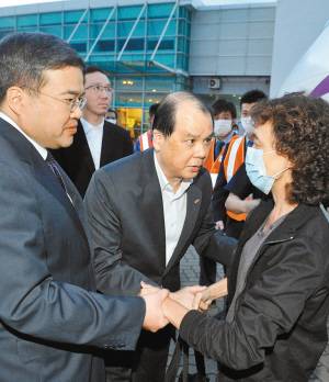 香港拟为65岁以上老人发生活津贴 每月2200元