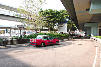 香港“贼的士”避开摄像头作案 女客23万行李被骗