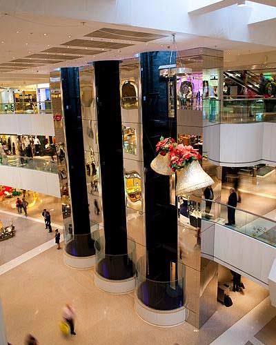 香港购物刷爆信用卡 奢侈品店铺人满为患