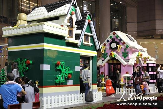 组图：香港时代广场变身为“乐高圣诞村”