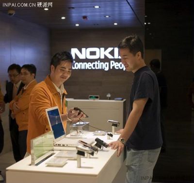 等待抢购Lumia 920 香港诺基亚店前排长队