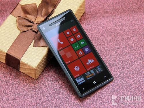 4.3英寸高清屏WP8双核 HTC 8X香港上市