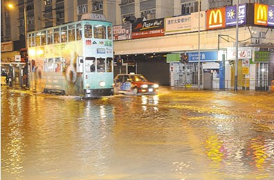 香港30年历史老水管突爆裂 民众称恍如“小海啸”