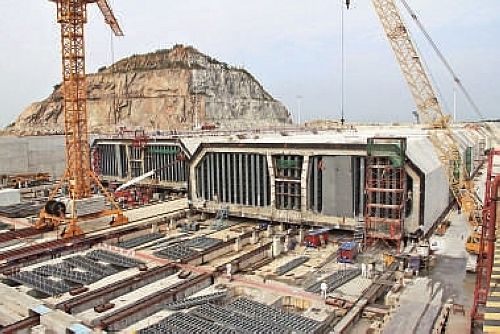 港珠澳大桥主桥墩开钻 成世界最长跨海大桥