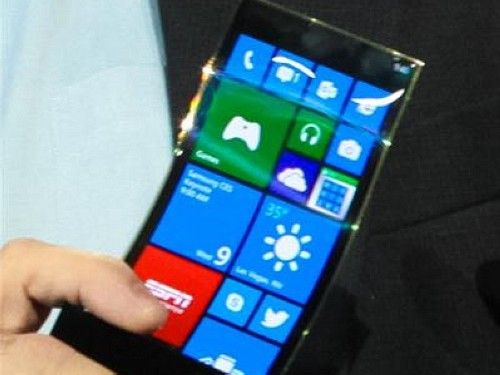 不怕被坐弯！三星展出WP8柔性OLED屏手机