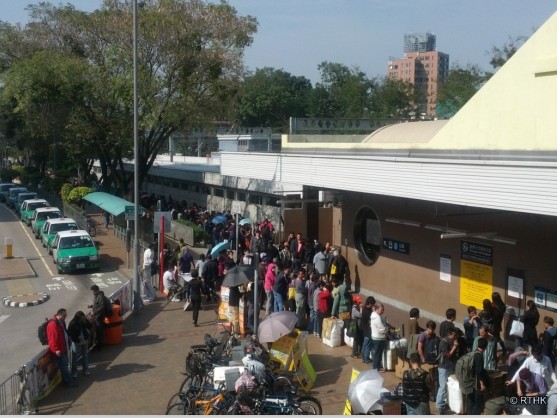 港铁上水站现人潮 疑似水客称向供应商购入奶粉