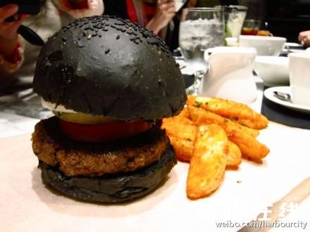 香港海港城Greyhound Cafe推黑色汉堡包