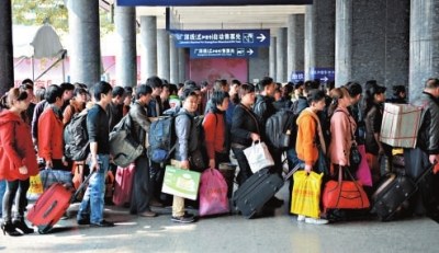 内地客涌港扫货火车爆满 日2万人经广州东站南下