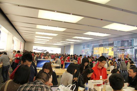 香港铜锣湾苹果零售店与顾客一起贺岁