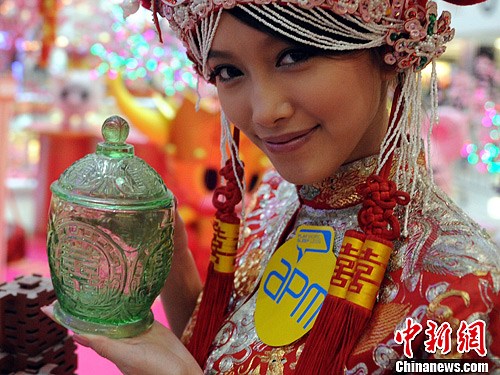 香港商场展出中国传统婚嫁喜庆物(图)