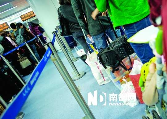 香港限奶粉出境前日：海关称会适当放闸