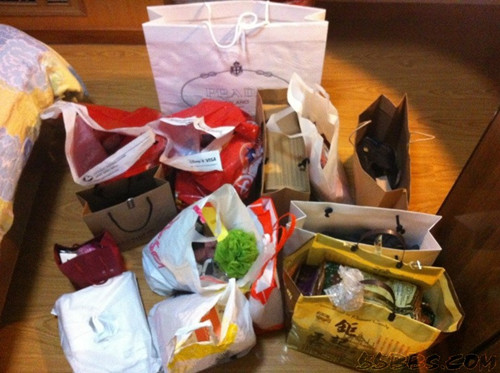 香港归来：晒PRADA、ipad4、周大福、timberland、李维斯、b+ab等