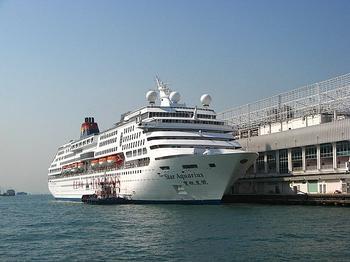 内地男子香港赌船豪赌欠12万赌债 跳海逃债被救