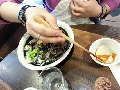 香港美食之豚王拉面 推荐黑王拉面+半熟糖心蛋 