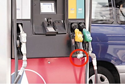 港曝惊险车祸 私家车驶入油站突失控险酿大爆炸 