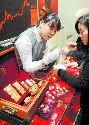 香港人趁金价急跌狂扫货 香港三日售出一吨金条