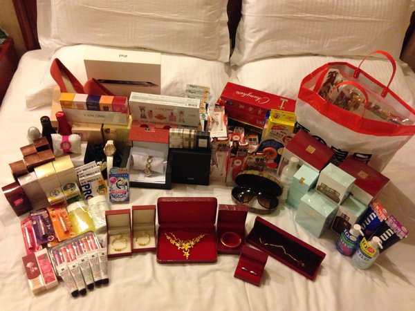 3日暴走香港，各种扫货，金价暴跌，满载而归