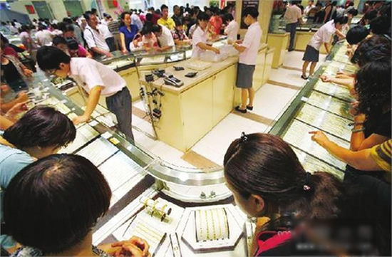 内地游客香港扫金：一出手就买十几万金条金饰