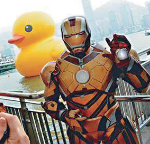 钢铁侠空降香港拜访巨型橡皮鸭 游客忙拍照
