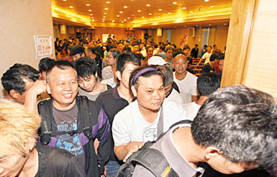 香港货柜码头工人接受9.8%加薪 结束40天罢工