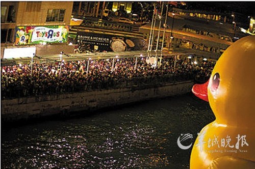 广州70、80后赴港争睹大黄鸭 称心情一秒变轻松