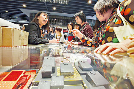 广东顺德查获女子携8万美元去香港买黄金个案