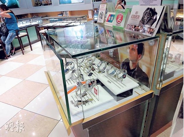 香港珠宝店遭极速爆窃 两贼1分钟内得手逃跑