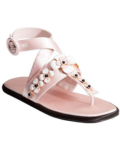 香港时尚：入夏要清凉也要轻便 今季必备时髦平底凉鞋