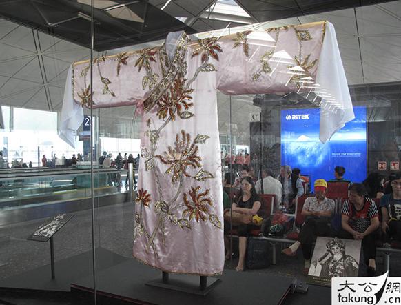 组图：香港机场举办粤剧舞台美术展览