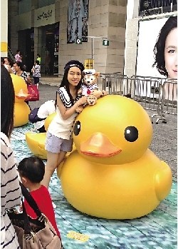 橡皮鸭即将结束展出 香港民众观鸭热情不减