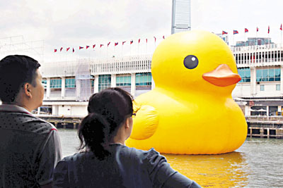 大黄鸭今晚告别香港 商贩难舍“财神爷”