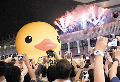 香港逾千粉丝欢送大黄鸭:香江情暖“鸭”惜别