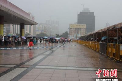 端午小长假+后高考时代　拱北口岸迎来客流高