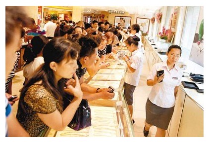 去香港买黄金热潮再起 端午节店铺通宵卖金