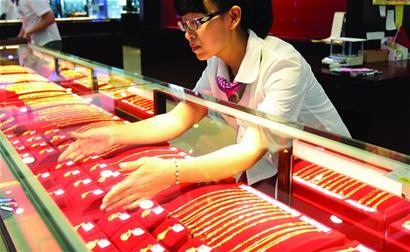 黄金价暴跌8%中国大妈再被套牢 香港暂无抢金潮