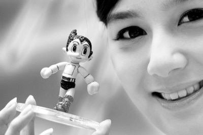 阿童木开播50周年 香港展出阿童木公仔