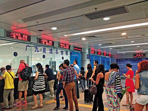 黄牛狂炒广九直通车票 港人忍痛挨宰