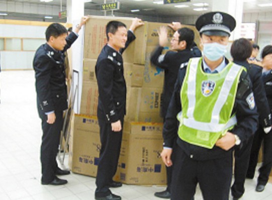 纸箱搭产房 边防检查员惊遇孕妇出境口岸产子